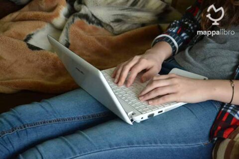 Una giovane nomade digitale mentre lavora
